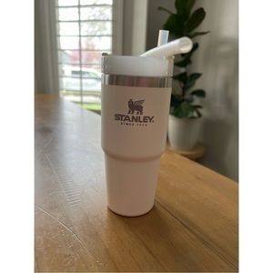 14 oz Stanley bottle, color is cream. Comes with 2 straws. In perfect condition